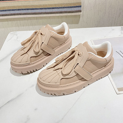 Uus lipsude ja kleebistega naiste tossude mudel