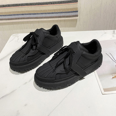 Uus lipsude ja kleebistega naiste tossude mudel