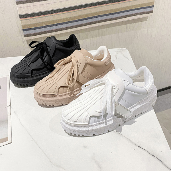 Uus lipsude ja kleebistega naiste tossude mudel