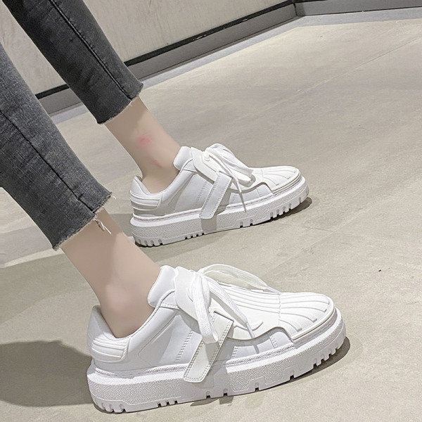 Uus lipsude ja kleebistega naiste tossude mudel