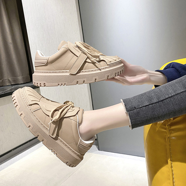 Uus lipsude ja kleebistega naiste tossude mudel