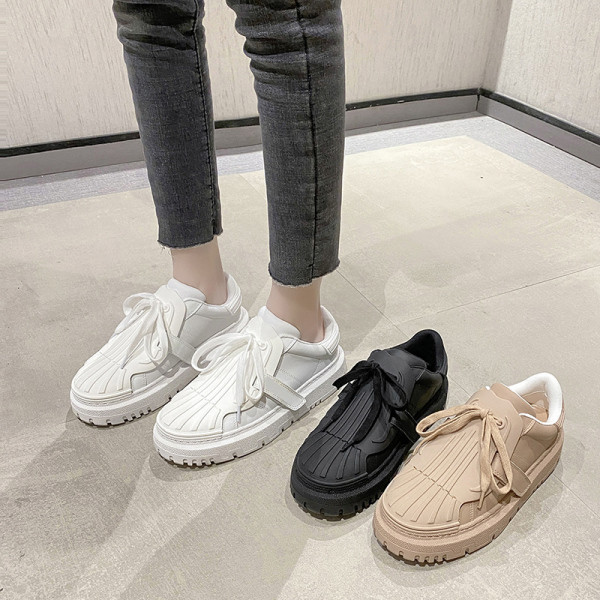 Uus lipsude ja kleebistega naiste tossude mudel