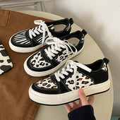 Moodsad naiste tossud paelte ja loomatrükiga