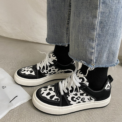 Moodsad naiste tossud paelte ja loomatrükiga