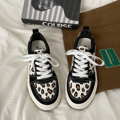 Moodsad naiste tossud paelte ja loomatrükiga