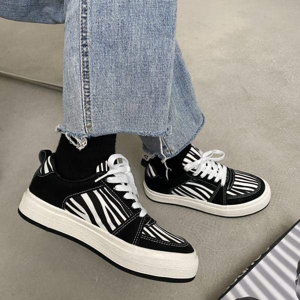 Moodsad naiste tossud paelte ja loomatrükiga