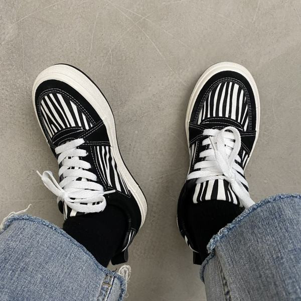 Moodsad naiste tossud paelte ja loomatrükiga