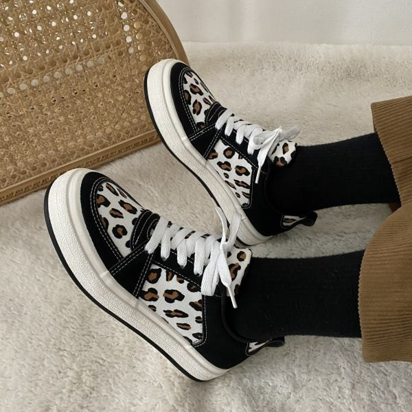 Moodsad naiste tossud paelte ja loomatrükiga