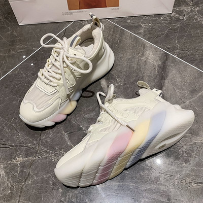 Naiste vabaaja tossud võrgust ja kõrge tallaga