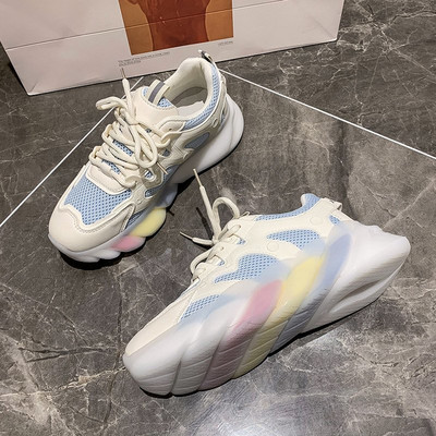 Naiste vabaaja tossud võrgust ja kõrge tallaga