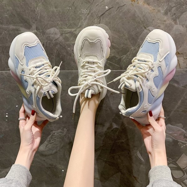 Naiste vabaaja tossud võrgust ja kõrge tallaga