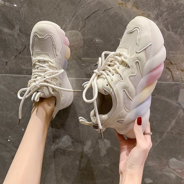 Naiste vabaaja tossud võrgust ja kõrge tallaga