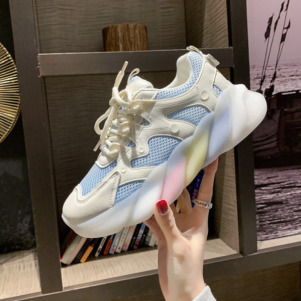 Naiste vabaaja tossud võrgust ja kõrge tallaga