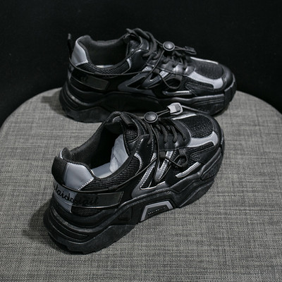 Naiste moodsad kolmevärvilised paeltega tossud