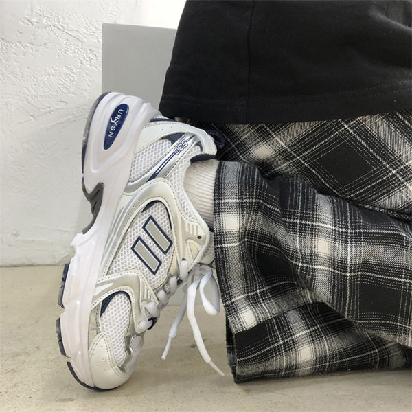 Καλοκαιρινά αναπνεύσιμα αθλητικά παπούτσια κατασκευασμένα από οικολογικό δέρμα και υφάσματα