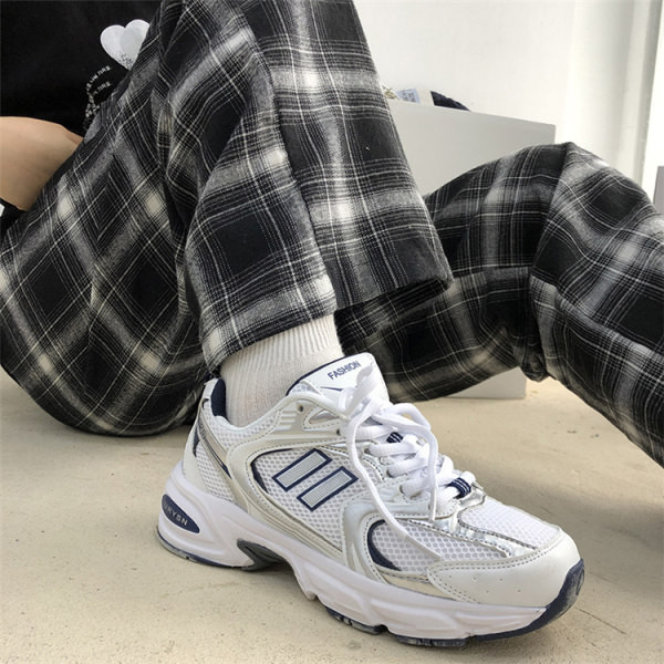 Καλοκαιρινά αναπνεύσιμα αθλητικά παπούτσια κατασκευασμένα από οικολογικό δέρμα και υφάσματα