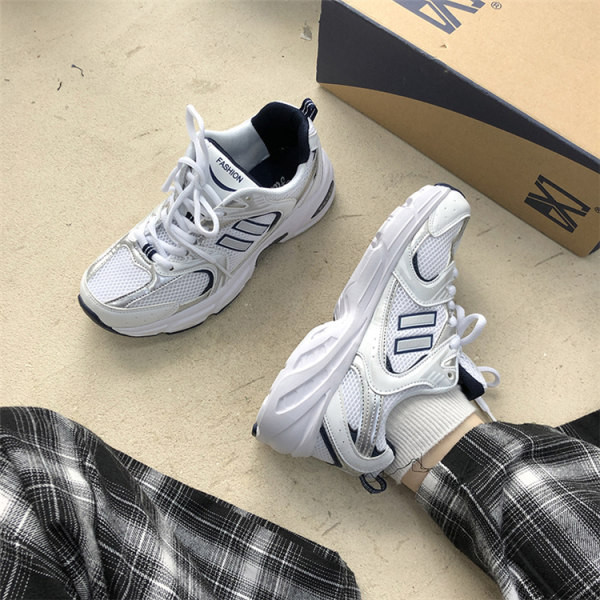 Καλοκαιρινά αναπνεύσιμα αθλητικά παπούτσια κατασκευασμένα από οικολογικό δέρμα και υφάσματα