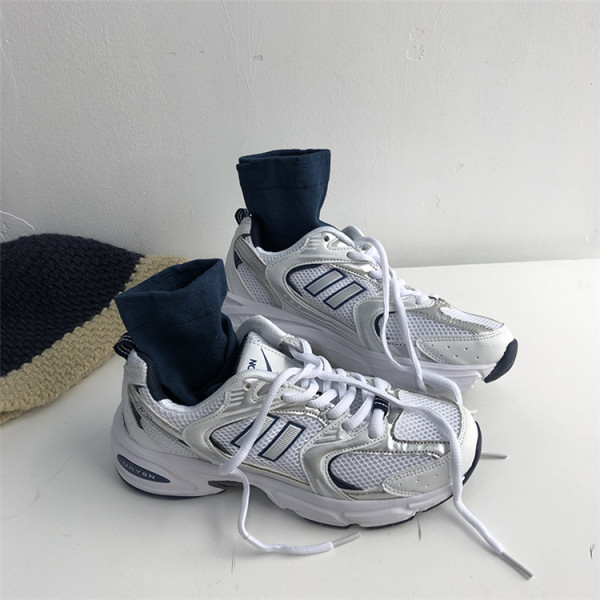 Καλοκαιρινά αναπνεύσιμα αθλητικά παπούτσια κατασκευασμένα από οικολογικό δέρμα και υφάσματα