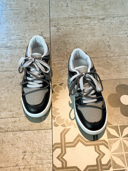 Naiste lameda tallaga hingavad tossud