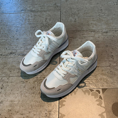 Σύγχρονα γυναικεία αθλητικά παπούτσια με επίπεδη σόλα