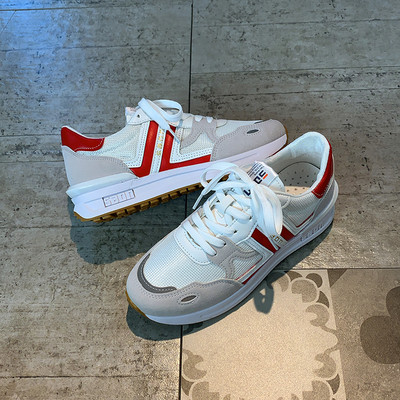 Σύγχρονα γυναικεία αθλητικά παπούτσια με επίπεδη σόλα