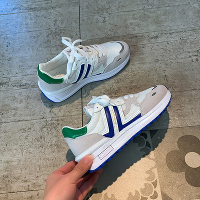 Σύγχρονα γυναικεία αθλητικά παπούτσια με επίπεδη σόλα