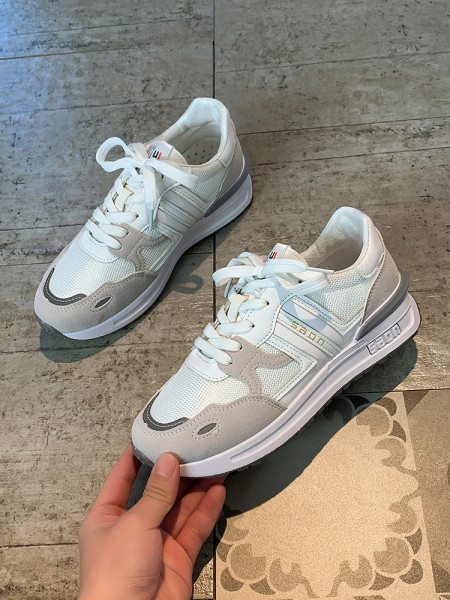 Σύγχρονα γυναικεία αθλητικά παπούτσια με επίπεδη σόλα 