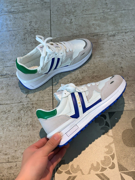 Σύγχρονα γυναικεία αθλητικά παπούτσια με επίπεδη σόλα 