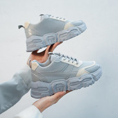 Naiste kõrge talla ja võrguga tossud