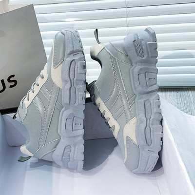 Naiste kõrge talla ja võrguga tossud