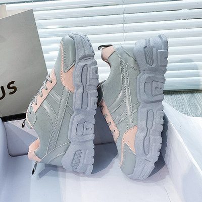 Naiste kõrge talla ja võrguga tossud