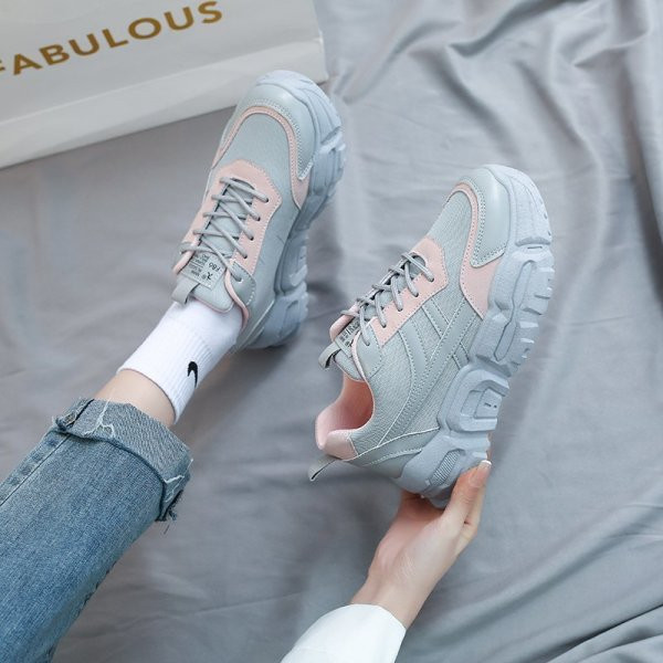 Naiste kõrge talla ja võrguga tossud