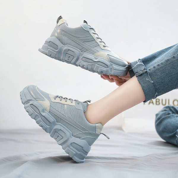 Naiste kõrge talla ja võrguga tossud