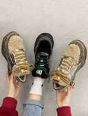 Särava efektiga ja udusulgedega naiste tossud