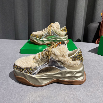 Särava efektiga ja udusulgedega naiste tossud