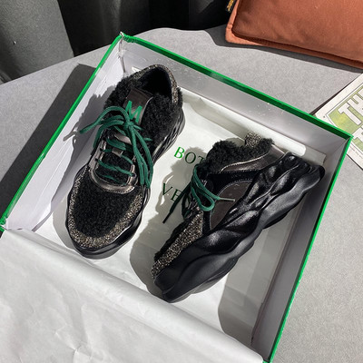 Särava efektiga ja udusulgedega naiste tossud