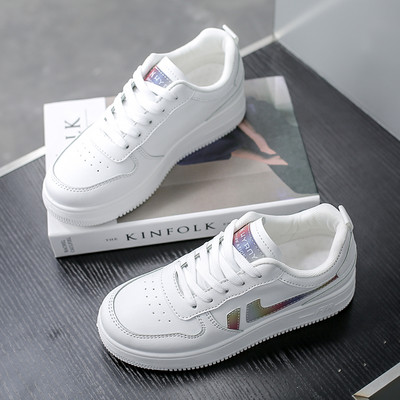 Γυναικεία casual  αθλητικά  παπούτσια με κορδόνια σε λευκό χρώμα κατάλληλο για καλοκαίρι