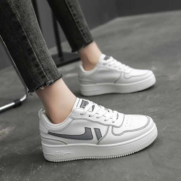 Γυναικεία casual  αθλητικά  παπούτσια με κορδόνια σε λευκό χρώμα κατάλληλο για καλοκαίρι