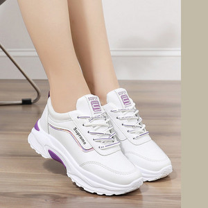 Γυναικεία αθλητικά παπούτσια με τραχιά σόλα και κέντημα