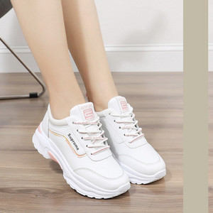 Γυναικεία αθλητικά παπούτσια με τραχιά σόλα και κέντημα