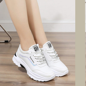 Γυναικεία αθλητικά παπούτσια με τραχιά σόλα και κέντημα