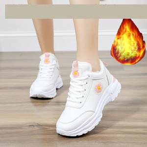 Γυναικεία αθλητικά παπούτσια με τραχιά σόλα και κέντημα