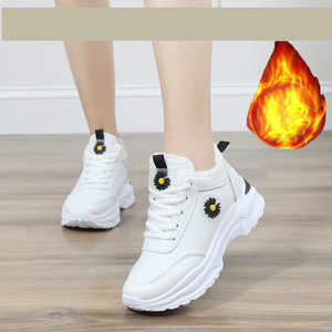 Γυναικεία αθλητικά παπούτσια με τραχιά σόλα και κέντημα