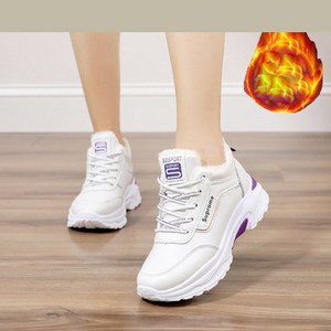 Γυναικεία αθλητικά παπούτσια με τραχιά σόλα και κέντημα