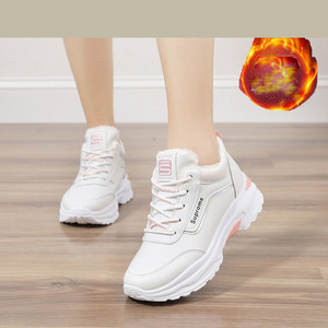 Γυναικεία αθλητικά παπούτσια με τραχιά σόλα και κέντημα