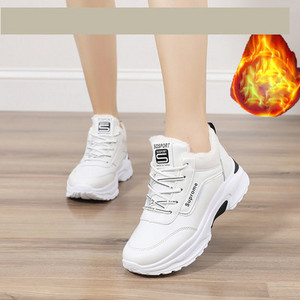 Γυναικεία αθλητικά παπούτσια με τραχιά σόλα και κέντημα