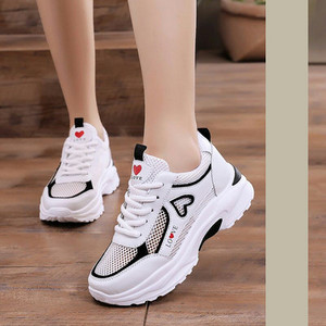 Γυναικεία αθλητικά παπούτσια με τραχιά σόλα και κέντημα