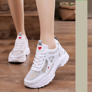 Γυναικεία αθλητικά παπούτσια με τραχιά σόλα και κέντημα