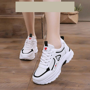 Γυναικεία αθλητικά παπούτσια με τραχιά σόλα και κέντημα