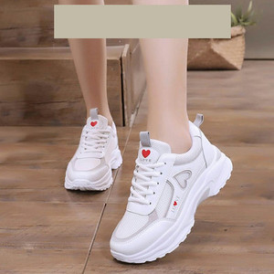 Γυναικεία αθλητικά παπούτσια με τραχιά σόλα και κέντημα